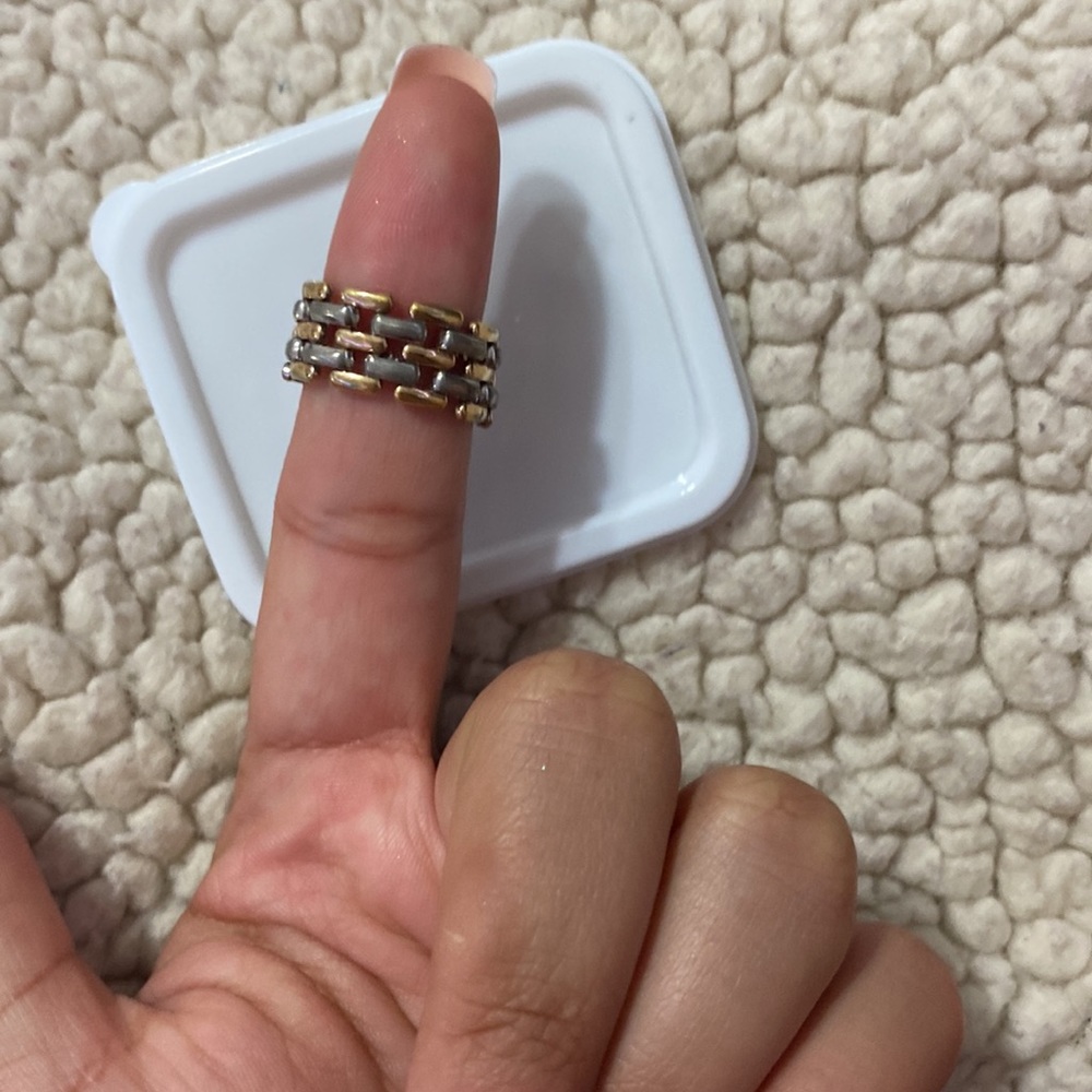 A ring - Picture 2 of 2